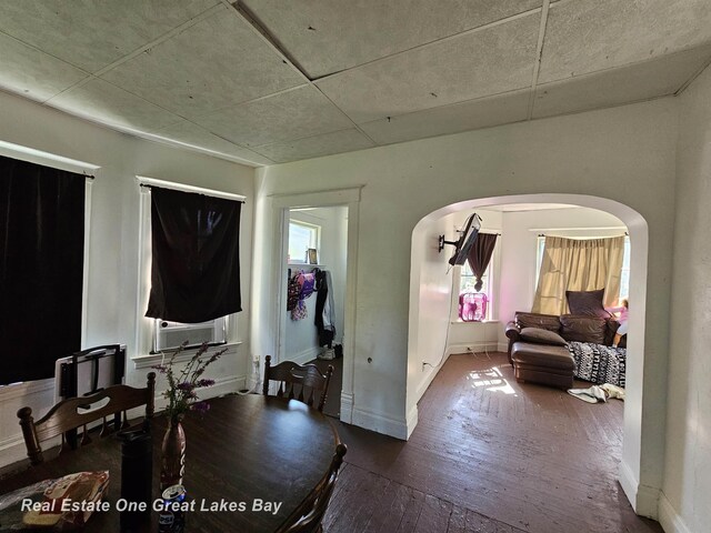 1209 S Fayette St, Saginaw, MI 48602 - dining area featuring arched walkways, wood-type flooring, baseboards, and cooling unit