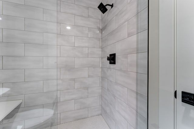 bathroom featuring a tile shower