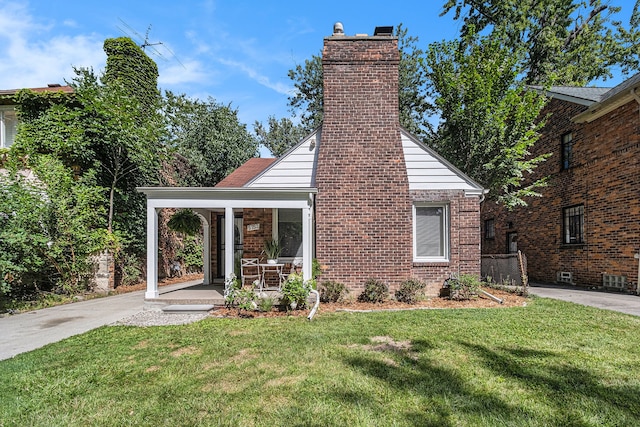 view of front of home with covered porch and a front lawn