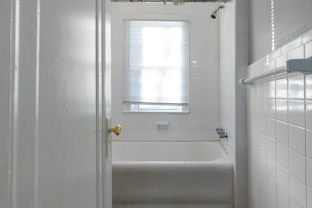 bathroom featuring tiled shower / bath