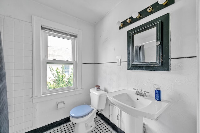 bathroom featuring a shower with shower curtain and toilet