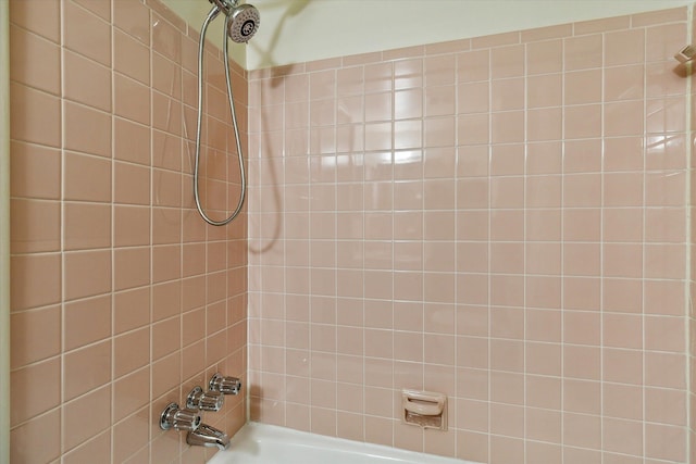 bathroom featuring tiled shower / bath combo