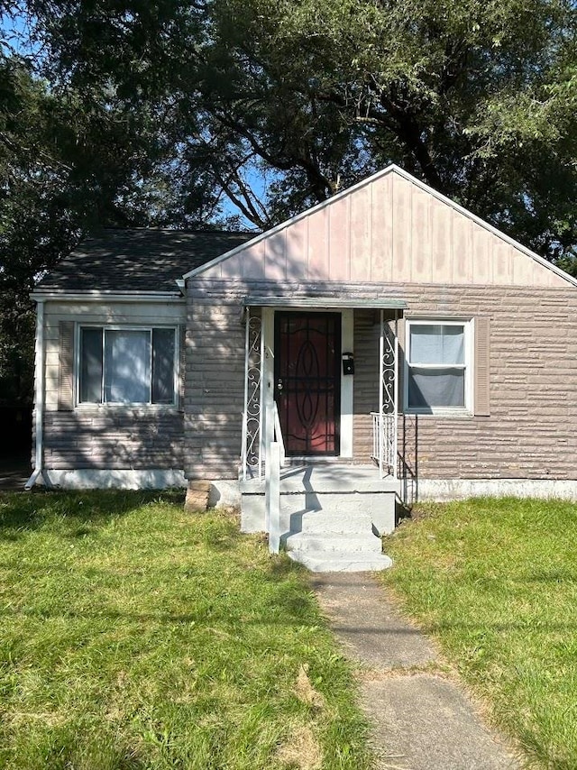 view of front of home featuring a front yard