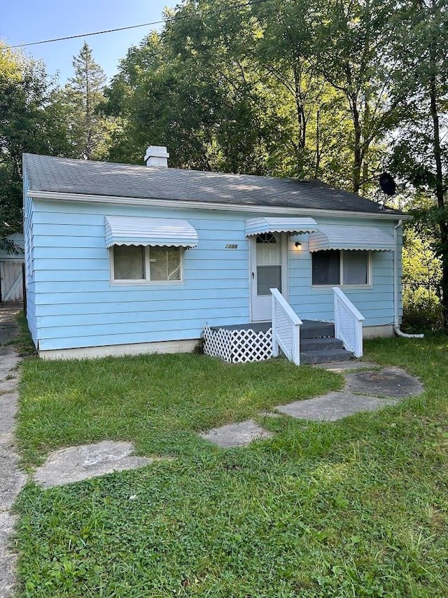 view of front of property with a front lawn