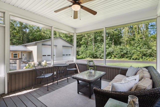 sunroom with ceiling fan