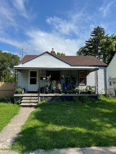 view of front of home featuring a front yard and a porch