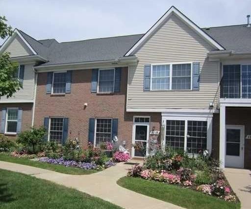 view of front of home featuring a front lawn