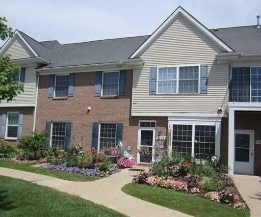 view of front of home featuring a front lawn