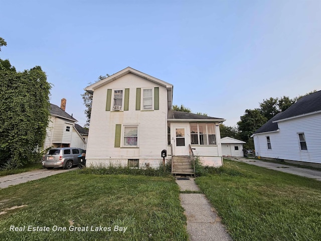 422 N Woodbridge St, Saginaw, MI 48602 - traditional home featuring a front lawn