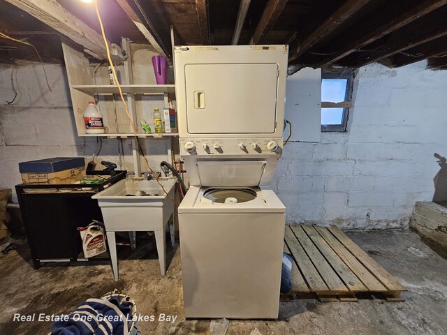 422 N Woodbridge St, Saginaw, MI 48602 - laundry area featuring stacked washer / dryer