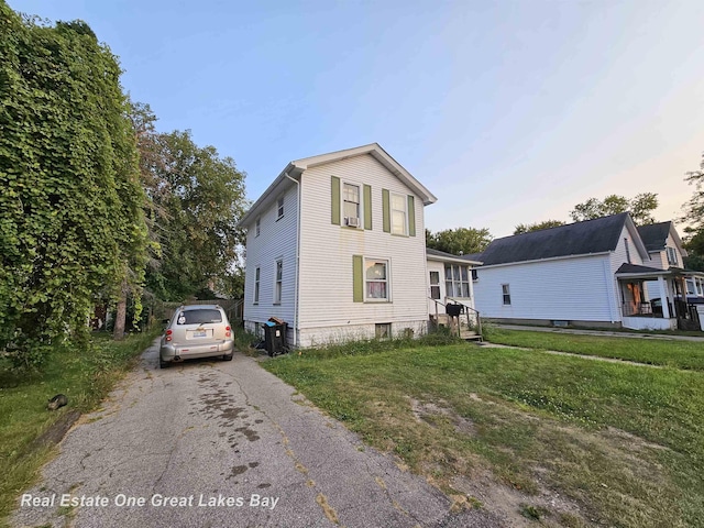 422 N Woodbridge St, Saginaw, MI 48602 - traditional-style house with a front yard and driveway