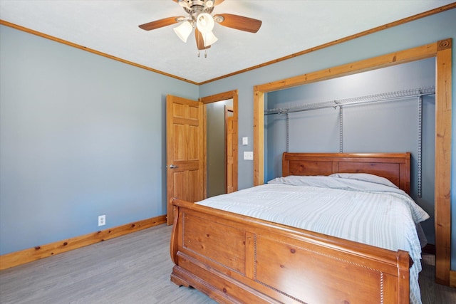 bedroom featuring a closet, ceiling fan, crown molding, and light hardwood / wood-style floors