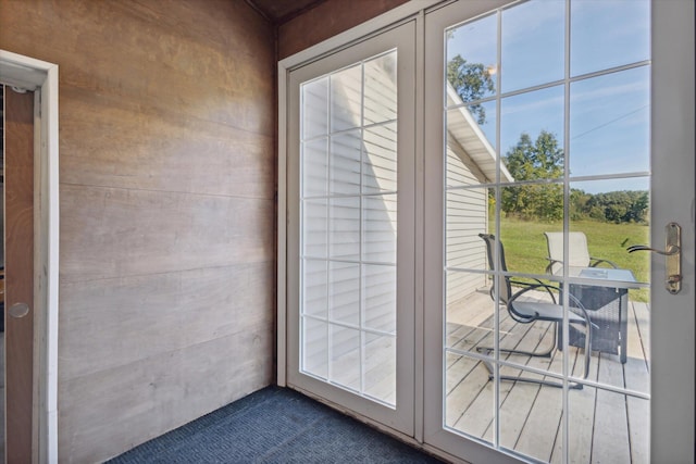 doorway to outside with carpet floors