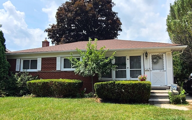 view of front of home featuring a front yard