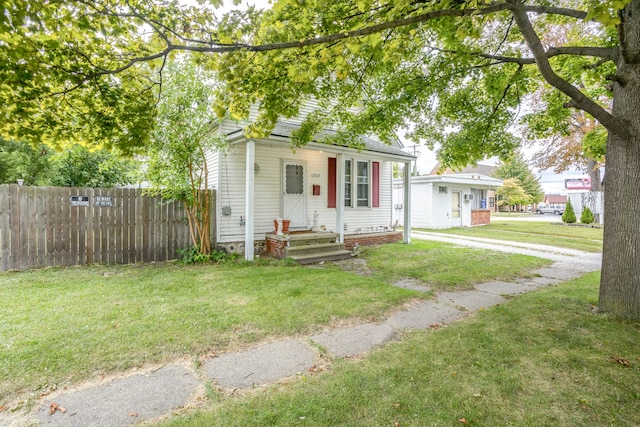 view of front of home featuring a front yard