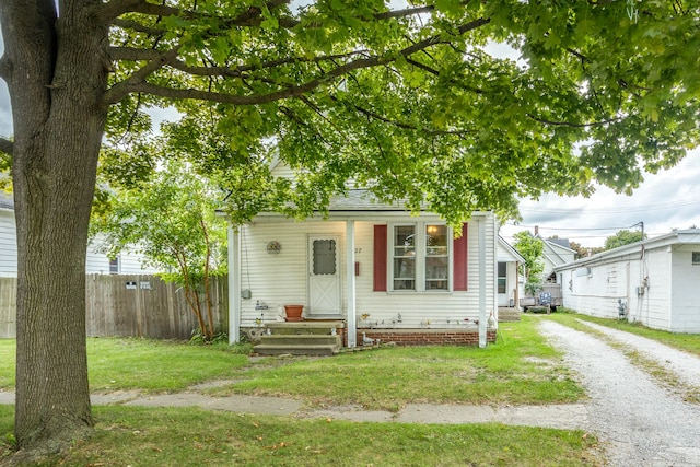 view of front of house featuring a front yard