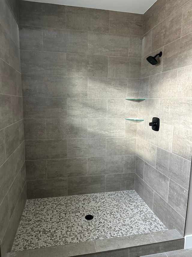 bathroom featuring a tile shower