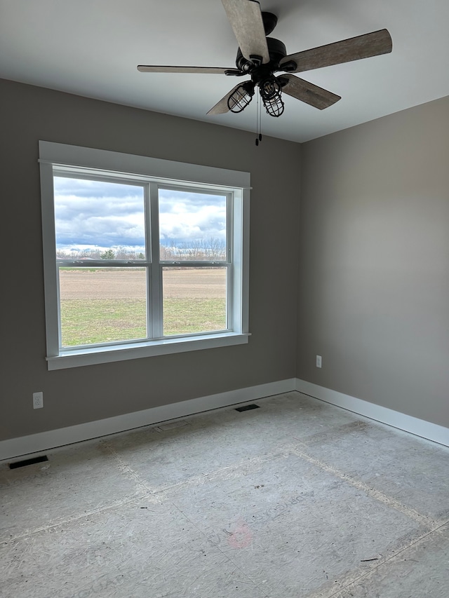 empty room featuring plenty of natural light and ceiling fan