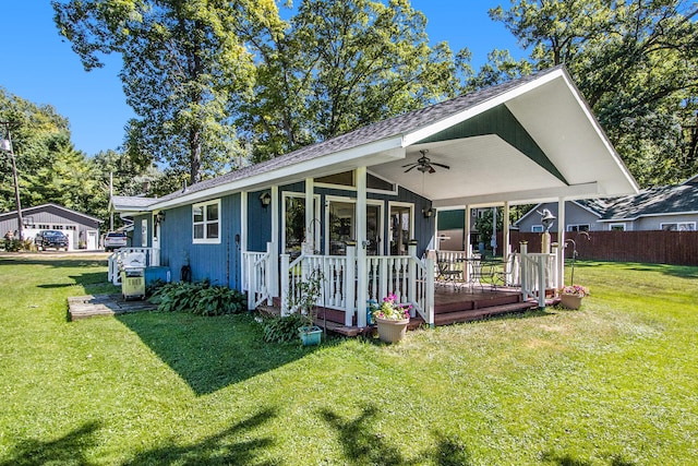 view of front facade featuring ceiling fan and a front lawn