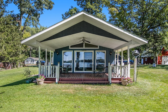 view of front facade with ceiling fan, a porch, and a front yard