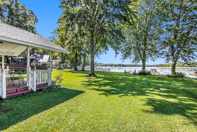 view of yard featuring a water view