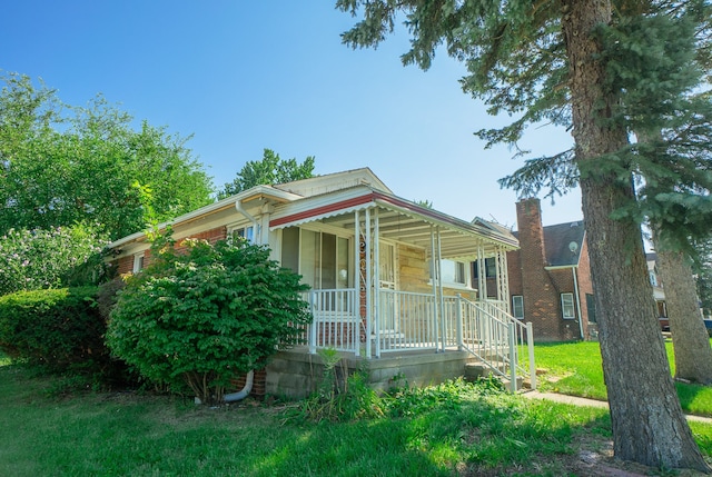 view of front facade with covered porch and a front yard