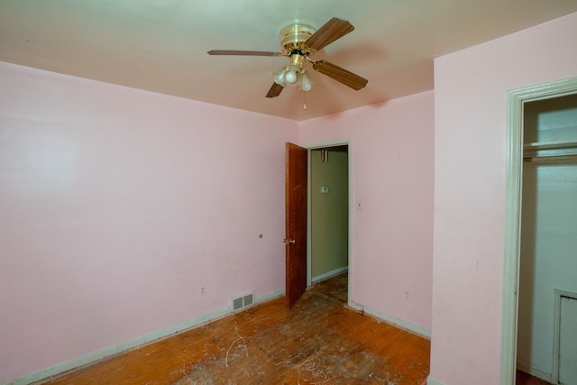 unfurnished bedroom with ceiling fan and a closet