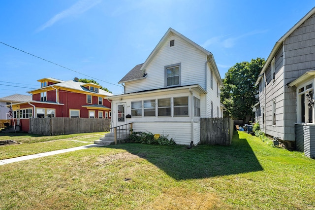 view of front of home featuring a front yard