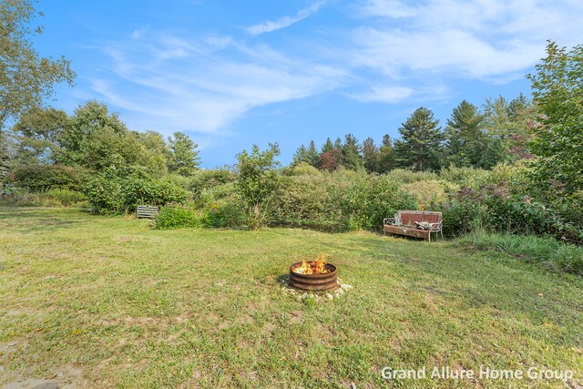 view of yard featuring a fire pit