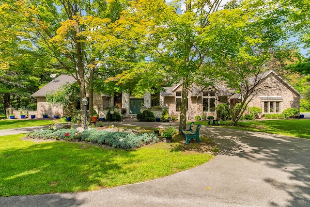 view of front facade featuring a front yard