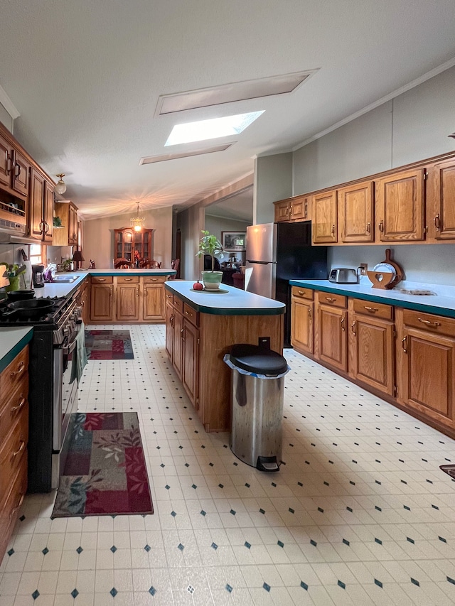 kitchen with a center island, a breakfast bar area, a skylight, kitchen peninsula, and stainless steel appliances