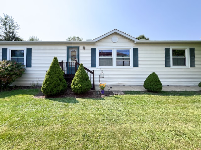 view of front of house featuring a front lawn