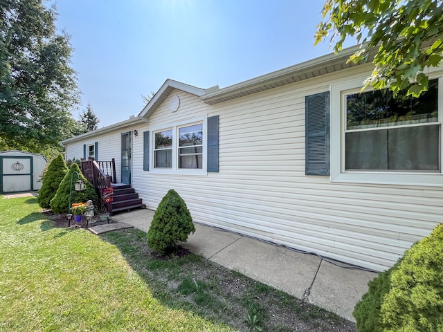 view of front of home featuring a shed and a front lawn