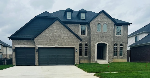 view of front of property with a front yard