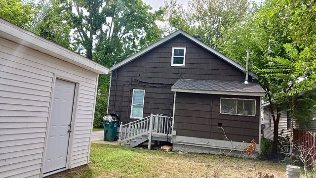 back of house featuring a yard