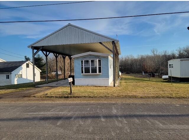 view of front facade featuring a carport and a front yard