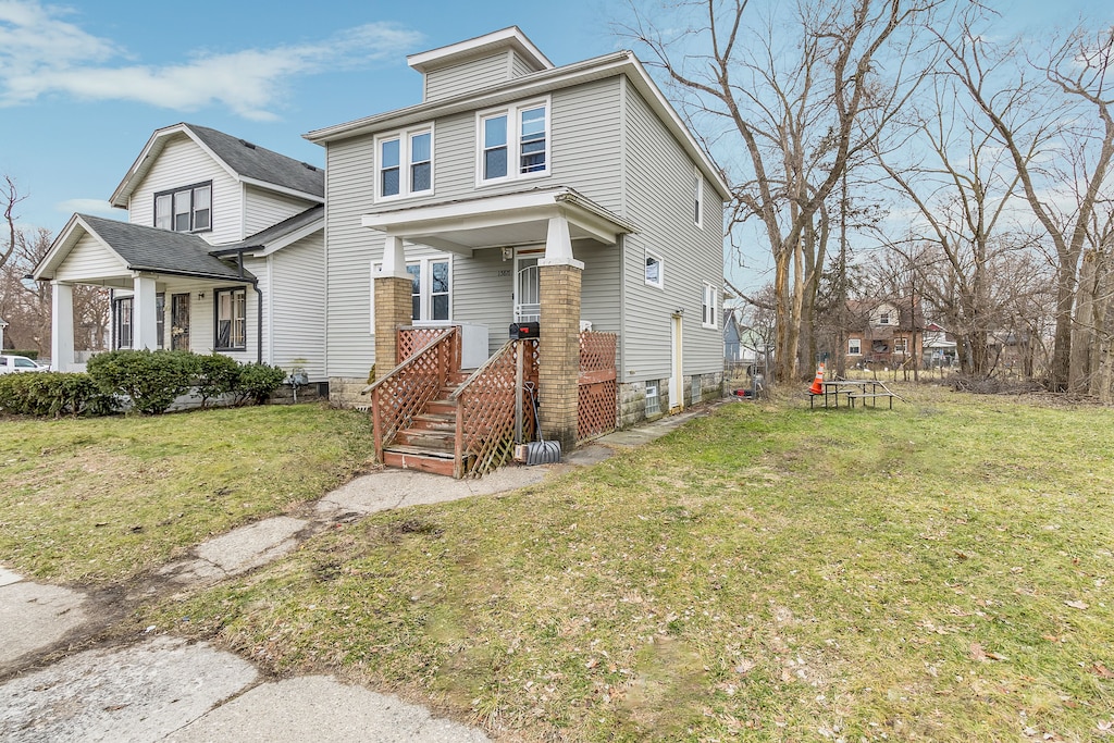 view of front of home with a front lawn