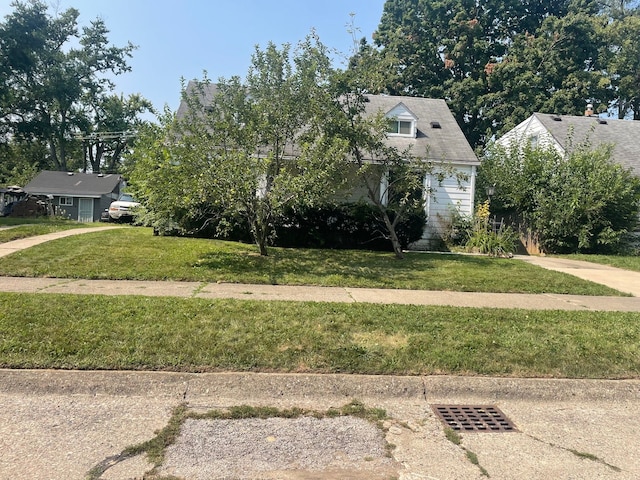 view of front of property featuring a front lawn