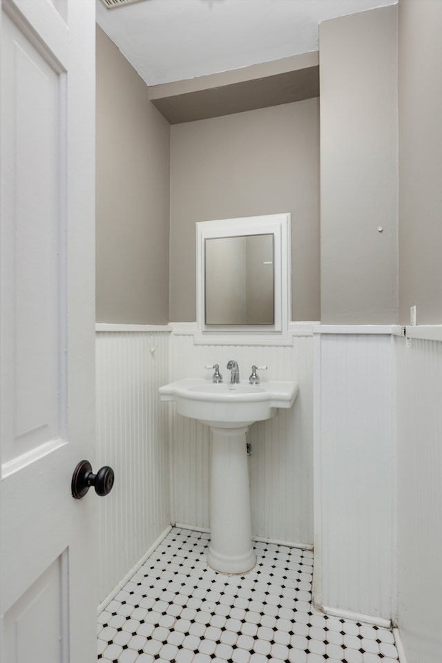 bathroom featuring sink