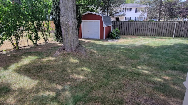 view of yard with a shed