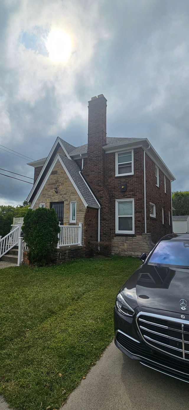 view of front of property featuring a front yard