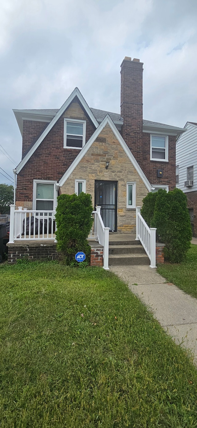 view of front of property with a front yard