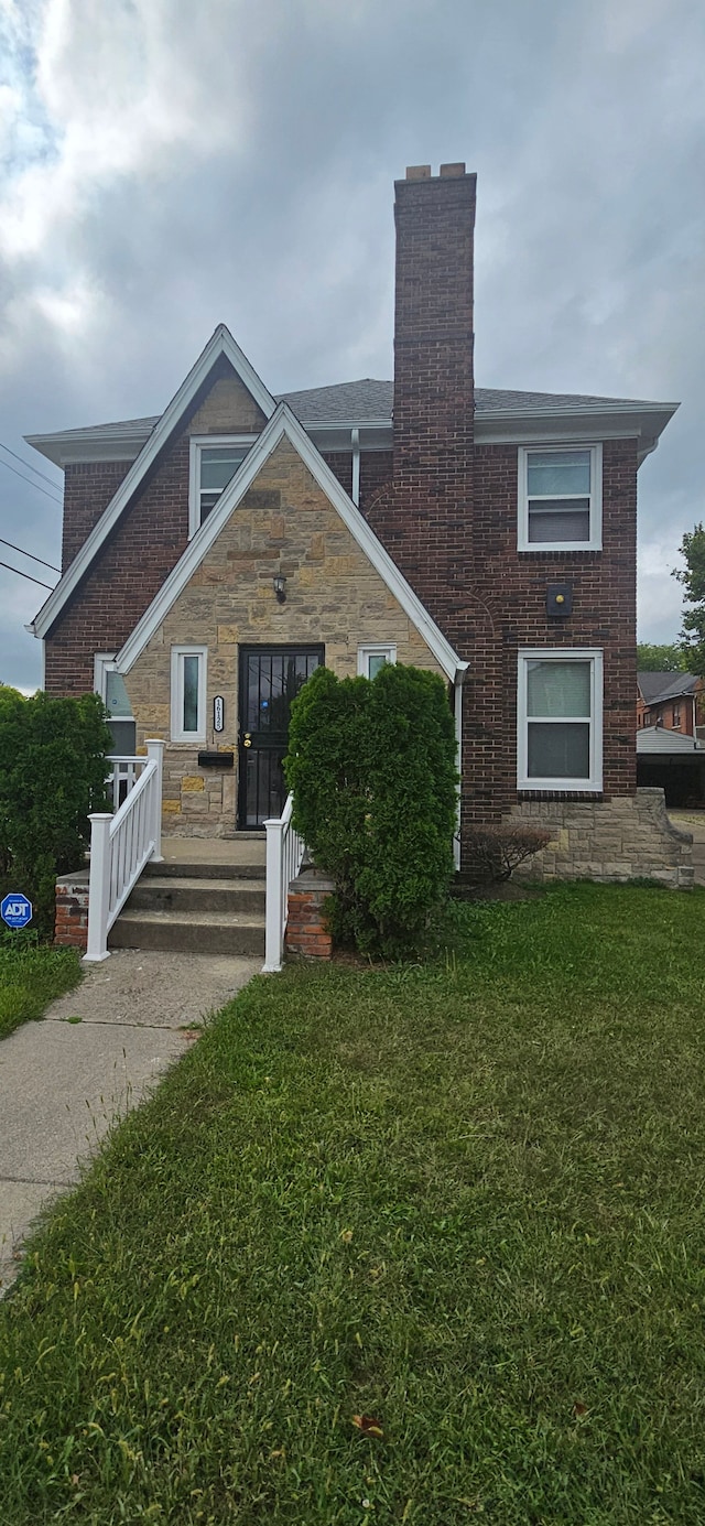 view of front of home featuring a front yard