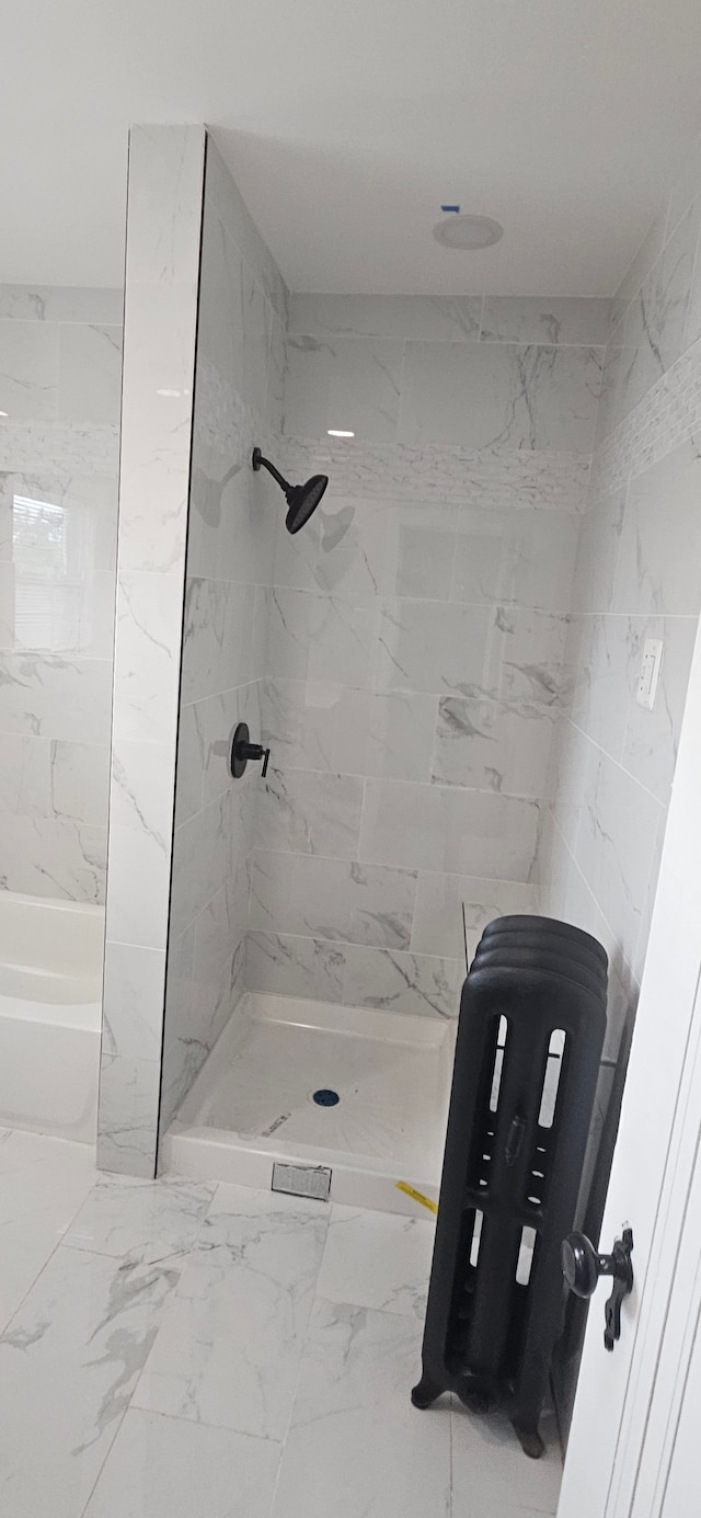 bathroom featuring a tile shower