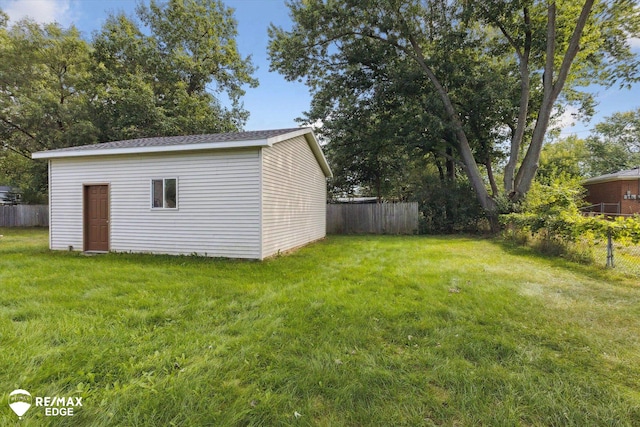 view of yard with an outdoor structure