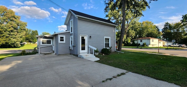 view of front of property featuring a front yard