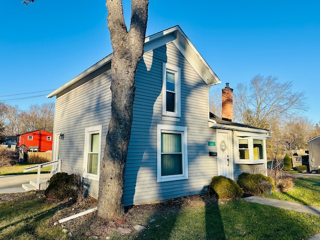 view of front of home featuring a front yard