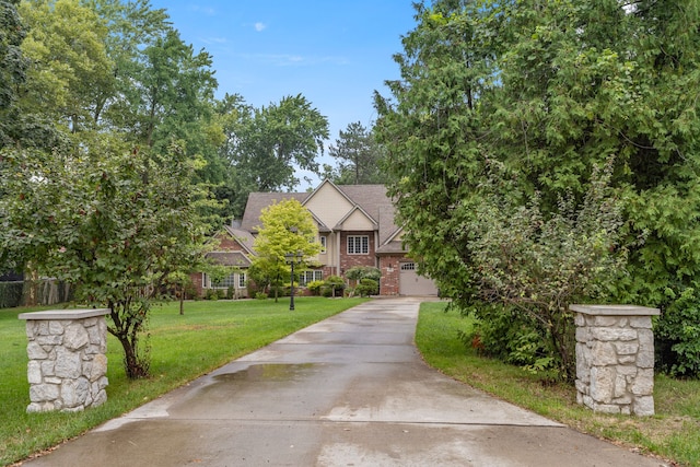 view of front of property featuring a front yard