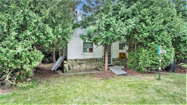 view of front of house featuring a front lawn