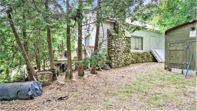 view of yard with a storage unit